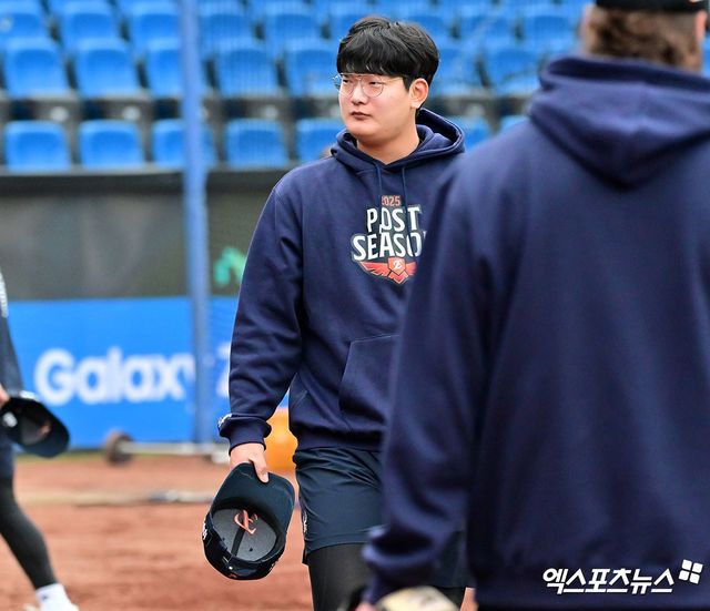 21일 오후 대구삼성라이온즈파크에서 열리는 '2025 신한 SOL Bank KBO 포스트시즌' 한화 이글스와 삼성 라이온즈의 플레이오프 3차전 경기, 한화 김서현이 훈련을 위해 외야로 나가고 있다. 대구, 김한준 기자