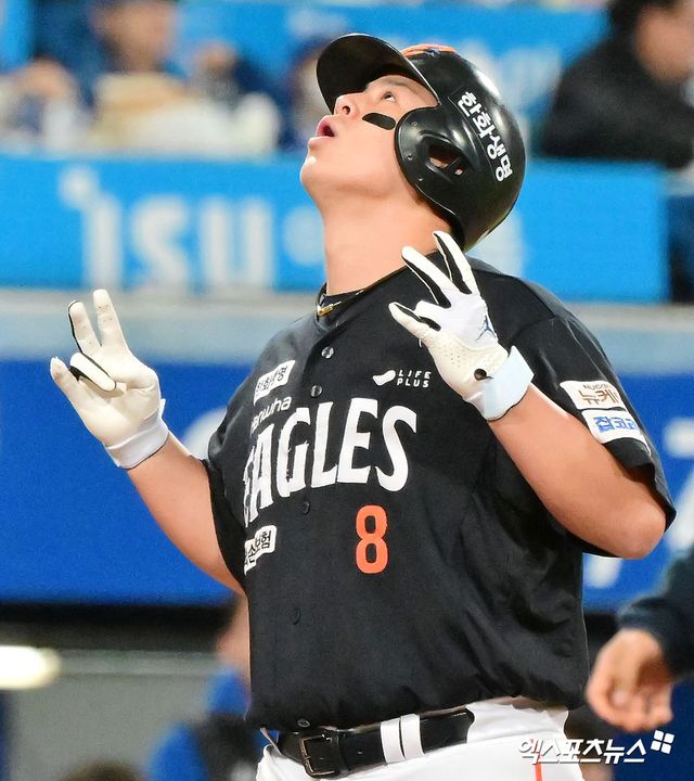 21일 오후 대구삼성라이온즈파크에서 열린 '2025 신한 SOL Bank KBO 포스트시즌' 한화 이글스와 삼성 라이온즈의 플레이오프 3차전 경기, 5회초 2사 3루 한화 노시환이 투런 홈런을 날린 후 기뻐하고 있다. 대구, 김한준 기자
