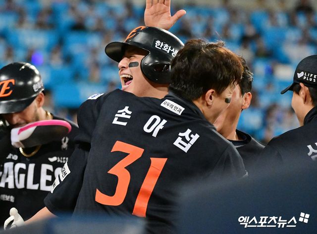 21일 오후 대구삼성라이온즈파크에서 열린 '2025 신한 SOL Bank KBO 포스트시즌' 한화 이글스와 삼성 라이온즈의 플레이오프 3차전 경기, 5회초 2사 3루 한화 노시환이 투런 홈런을 날린 후 손아섭과 함께 기뻐하고 있다. 대구, 김한준 기자