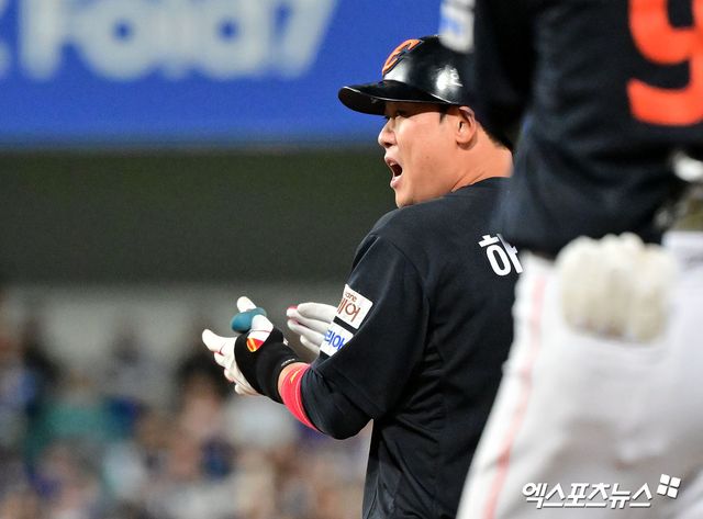 21일 오후 대구삼성라이온즈파크에서 열린 '2025 신한 SOL Bank KBO 포스트시즌' 한화 이글스와 삼성 라이온즈의 플레이오프 3차전 경기, 8회초 1사 1루 한화 하주석이 좌중간 안타를 날리고 있다. 엑스포츠뉴스 대구, 김한준 기자