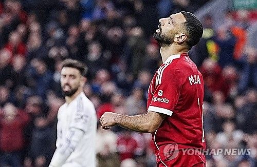 전 세계 손흥민 팬들손흥민과 동갑내기인 모하메드 살라의 부진이 심상치 않다. 리그 11경기에서 3골 3도움을 올리고 있으나 영향력이 크게 줄었고, 지난달 27일 이후 단 한 개의 공격포인트도 기록하지 못했다. 손흥민처럼 박수 칠 때 떠났어야 한다는 의견이 주를 이루고 있다. 연합뉴스