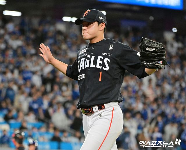 21일 오후 대구삼성라이온즈파크에서 열린 '2025 신한 SOL Bank KBO 포스트시즌' 한화 이글스와 삼성 라이온즈의 플레이오프 3차전 경기, 8회말 수비를 마친 한화 문동주가 포효하고 있다. 엑스포츠뉴스 대구, 김한준 기자
