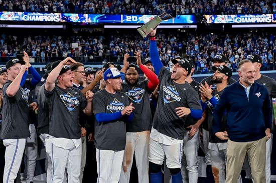 토론토는 21일 캐나다 온타리오주 토론토의 로저스센터에서 열린 2025 미국 메이저리그(MLB) 포스트시즌 아메리칸리그 챔피언십시리즈(ALCS) 7차전에서 시애틀 매리너스를 4-3으로 꺾었다. 이날 승리로 토론토는&nbsp;시리즈 전적 4승3패를 기록하며 WS 진출을 확정했다. 반면 시애틀은 창단 첫 WS 진출이 코앞에서 좌절됐다. 토론토는 25일부터 LA 다저스와 월드시리즈를 치른다. 연합뉴스