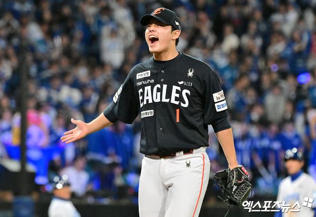 21일 오후 대구삼성라이온즈파크에서 열린 '2025 신한 SOL Bank KBO 포스트시즌' 한화 이글스와 삼성 라이온즈의 플레이오프 3차전 경기, 7회말 수비를 마친 한화 문동주가 포효하고 있다. 대구, 김한준 기자