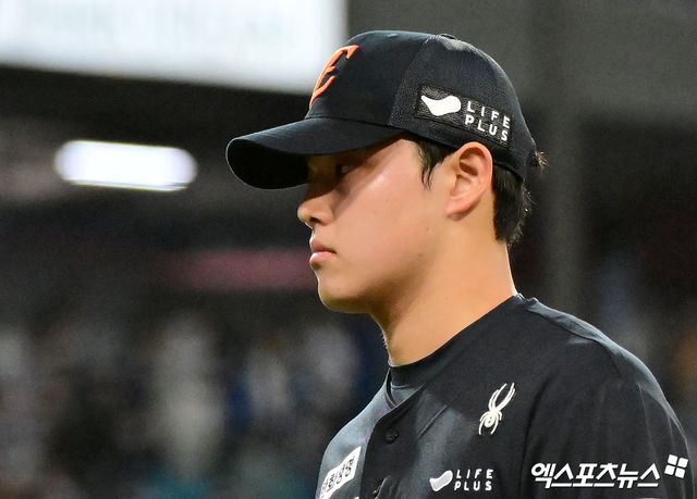 21일 오후 대구삼성라이온즈파크에서 열린 '2025 신한 SOL Bank KBO 포스트시즌' 한화 이글스와 삼성 라이온즈의 플레이오프 3차전 경기, 6회말 수비를 마친 한화 문동주가 더그아웃으로 향하고 있다. 대구, 김한준 기자