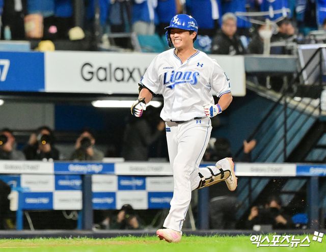 21일 오후 대구삼성라이온즈파크에서 열린 '2025 신한 SOL Bank KBO 포스트시즌' 한화 이글스와 삼성 라이온즈의 플레이오프 3차전 경기, 4회말 2사 삼성 김태훈이 솔로 홈런을 날린 후 기뻐하고 있다. 엑스포츠뉴스 대구, 김한준 기자