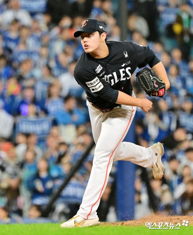 21일 오후 대구삼성라이온즈파크에서 열린 '2025 신한 SOL Bank KBO 포스트시즌' 한화 이글스와 삼성 라이온즈의 플레이오프 3차전 경기, 6회말 무사 1루 한화 문동주가 공을 힘차게 던지고 있다. 대구, 김한준 기자