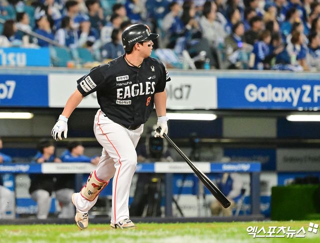 21일 오후 대구삼성라이온즈파크에서 열린 '2025 신한 SOL Bank KBO 포스트시즌' 한화 이글스와 삼성 라이온즈의 플레이오프 3차전 경기, 5회초 2사 3루 한화 노시환이 투런 홈런을 날리고 있다. 대구, 김한준 기자