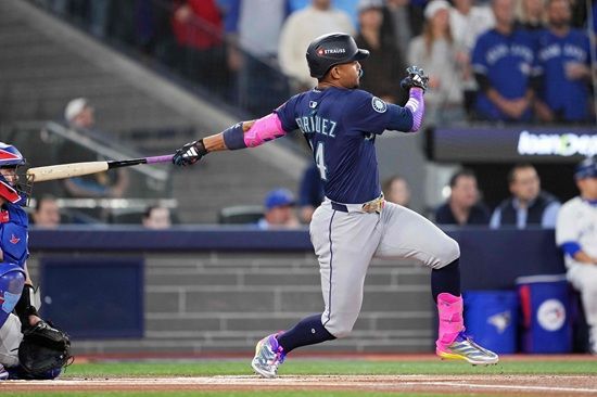 토론토는 21일 캐나다 온타리오주 토론토의 로저스센터에서 열린 2025 미국 메이저리그(MLB) 포스트시즌 아메리칸리그 챔피언십시리즈(ALCS) 7차전에서 시애틀 매리너스를 4-3으로 꺾었다. 이날 승리로 토론토는&nbsp;시리즈 전적 4승3패를 기록하며 WS 진출을 확정했다. 반면 시애틀은 창단 첫 WS 진출이 코앞에서 좌절됐다. 토론토는 25일부터 LA 다저스와 월드시리즈를 치른다. 연합뉴스