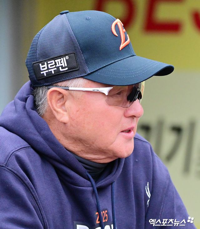 21일 오후 대구삼성라이온즈파크에서 열리는 '2025 신한 SOL Bank KBO 포스트시즌' 한화 이글스와 삼성 라이온즈의 플레이오프 3차전 경기, 한화 김경문 감독이 선수들의 훈련을 지켜보고 있다. 대구, 김한준 기자