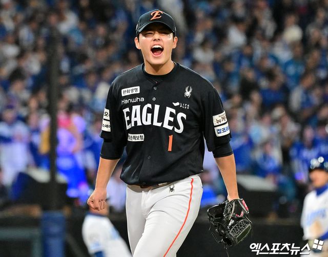 21일 오후 대구삼성라이온즈파크에서 열린 '2025 신한 SOL Bank KBO 포스트시즌' 한화 이글스와 삼성 라이온즈의 플레이오프 3차전 경기, 7회말 수비를 마친 한화 문동주가 포효하고 있다. 대구, 김한준 기자