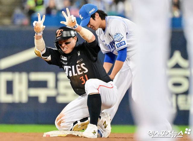21일 오후 대구삼성라이온즈파크에서 열린 '2025 신한 SOL Bank KBO 포스트시즌' 한화 이글스와 삼성 라이온즈의 플레이오프 3차전 경기, 5회초 1사 한화 손아섭이 2루타를 날리고 있다. 대구, 김한준 기자