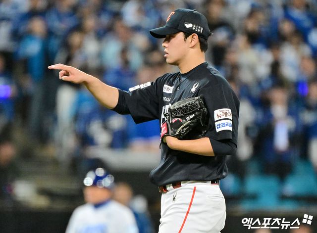 21일 오후 대구삼성라이온즈파크에서 열린 '2025 신한 SOL Bank KBO 포스트시즌' 한화 이글스와 삼성 라이온즈의 플레이오프 3차전 경기, 6회말 1사 1루 한화 문동주가 삼성 김태훈을 헛스윙 삼진으로 처리하고 있다. 엑스포츠뉴스 대구, 김한준 기자