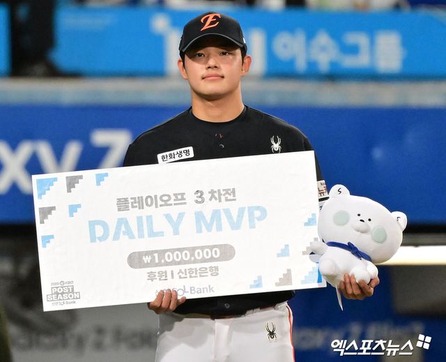21일 오후 대구삼성라이온즈파크에서 열린 '2025 신한 SOL Bank KBO 포스트시즌' 한화 이글스와 삼성 라이온즈의 플레이오프 3차전 경기, 한화가 노시환의 역전 투런포와 문동주의 완벽투에 힘입어 삼성에 5:4 승리를 거두며 한국시리즈 진출까지 단 1승만을 남겨뒀다. 플레이오프 3차전 데일리MVP를 수상한 한화 문동주가 포즈를 취하고 있다. 대구, 김한준 기자