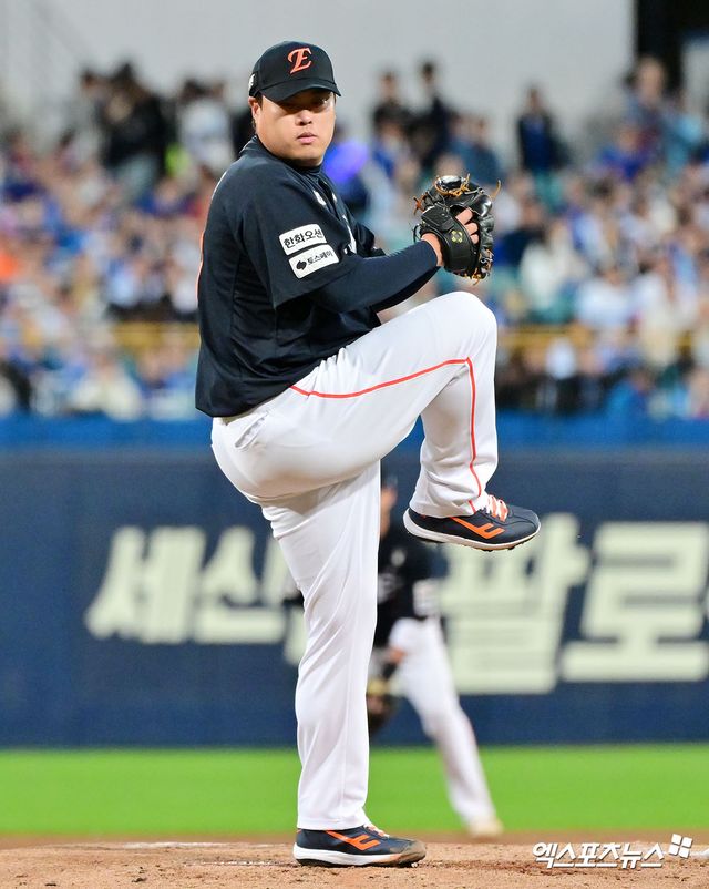 21일 오후 대구삼성라이온즈파크에서 열린 '2025 신한 SOL Bank KBO 포스트시즌' 한화 이글스와 삼성 라이온즈의 플레이오프 3차전 경기, 1회말 한화 선발투수 류현진이 공을 힘차게 던지고 있다. 대구, 김한준 기자