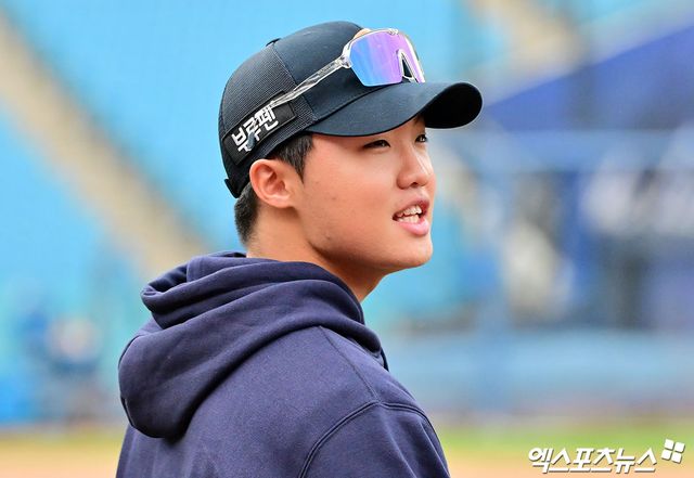 21일 오후 대구삼성라이온즈파크에서 열리는 '2025 신한 SOL Bank KBO 포스트시즌' 한화 이글스와 삼성 라이온즈의 플레이오프 3차전 경기, 한화 정우주가 훈련을 위해 외야로 나가고 있다. 대구, 김한준 기자