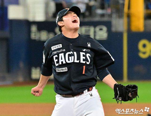 21일 오후 대구삼성라이온즈파크에서 열린 '2025 신한 SOL Bank KBO 포스트시즌' 한화 이글스와 삼성 라이온즈의 플레이오프 3차전 경기, 한화가 노시환의 역전 투런포와 문동주의 완벽투에 힘입어 삼성에 5:4 승리를 거두며 한국시리즈 진출까지 단 1승만을 남겨뒀다. 이날 경기에서 승리한 한화 문동주가 기뻐하고 있다. 엑스포츠뉴스 대구, 김한준 기자