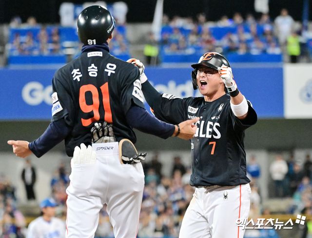 21일 오후 대구삼성라이온즈파크에서 열린 '2025 신한 SOL Bank KBO 포스트시즌' 한화 이글스와 삼성 라이온즈의 플레이오프 3차전 경기, 4회초 2사 2루 한화 이도윤이 1타점 적시타를 날리고 있다. 대구, 김한준 기자