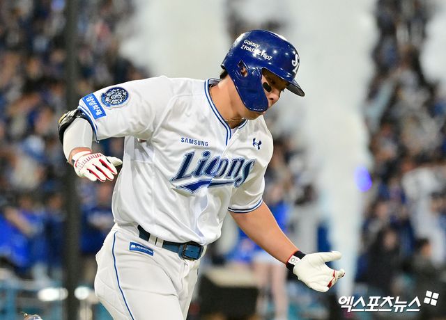 21일 오후 대구삼성라이온즈파크에서 열린 '2025 신한 SOL Bank KBO 포스트시즌' 한화 이글스와 삼성 라이온즈의 플레이오프 3차전 경기, 4회말 1사 1,2루 삼성 김영웅이 스리런 홈런을 날리고 있다. 대구, 김한준 기자