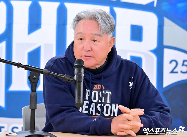 21일 오후 대구삼성라이온즈파크에서 열리는 '2025 신한 SOL Bank KBO 포스트시즌' 한화 이글스와 삼성 라이온즈의 플레이오프 3차전 경기, 한화 김경문 감독이 취재진과 대화를 나누고 있다. 대구, 김한준 기자