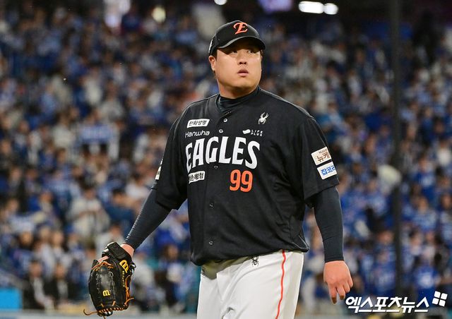 21일 오후 대구삼성라이온즈파크에서 열린 '2025 신한 SOL Bank KBO 포스트시즌' 한화 이글스와 삼성 라이온즈의 플레이오프 3차전 경기, 2회말 수비를 마친 한화 류현진이 더그아웃으로 향하고 있다. 대구, 김한준 기자