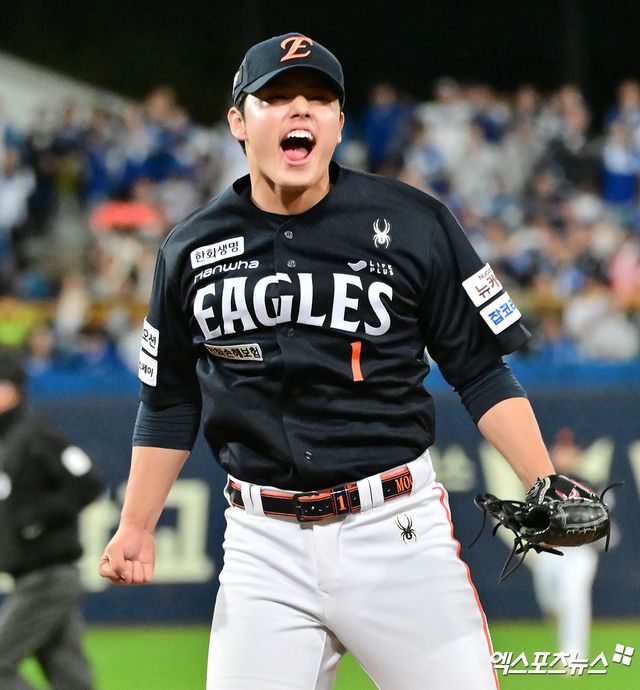 21일 오후 대구삼성라이온즈파크에서 열린 '2025 신한 SOL Bank KBO 포스트시즌' 한화 이글스와 삼성 라이온즈의 플레이오프 3차전 경기, 한화가 노시환의 역전 투런포와 문동주의 완벽투에 힘입어 삼성에 5:4 승리를 거두며 한국시리즈 진출까지 단 1승만을 남겨뒀다. 이날 경기에서 승리한 한화 문동주가 기뻐하고 있다. 대구, 김한준 기자