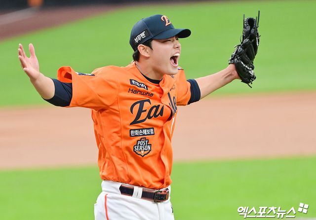 18일 오후 대전 한화생명 볼파크에서 열린 '2025 신한 SOL Bank KBO 포스트시즌' 삼성 라이온즈와 한화 이글스의 플레이오프 1차전 경기, 7회초 수비를 마친 한화 문동주가 포효하고 있다. 엑스포츠뉴스 DB