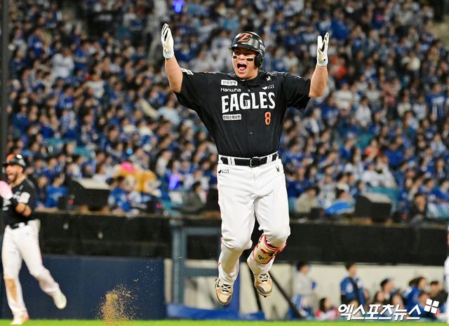 21일 오후 대구삼성라이온즈파크에서 열린 '2025 신한 SOL Bank KBO 포스트시즌' 한화 이글스와 삼성 라이온즈의 플레이오프 3차전 경기, 5회초 2사 3루 한화 노시환이 투런 홈런을 날리고 있다. 대구, 김한준 기자