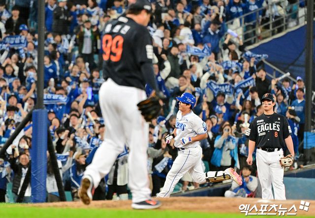 21일 오후 대구삼성라이온즈파크에서 열린 '2025 신한 SOL Bank KBO 포스트시즌' 한화 이글스와 삼성 라이온즈의 플레이오프 3차전 경기, 4회말 2사 삼성 김태훈이 솔로 홈런을 날린 후 기뻐하고 있다. 대구, 김한준 기자