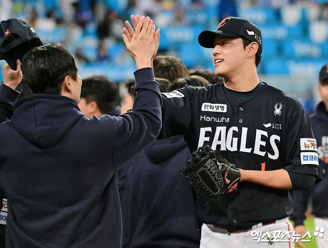 21일 오후 대구삼성라이온즈파크에서 열린 '2025 신한 SOL Bank KBO 포스트시즌' 한화 이글스와 삼성 라이온즈의 플레이오프 3차전 경기, 한화가 노시환의 역전 투런포와 문동주의 완벽투에 힘입어 삼성에 5:4 승리를 거두며 한국시리즈 진출까지 단 1승만을 남겨뒀다. 이날 경기에서 승리한 한화 문동주가 하이파이브를 하고 있다. 대구, 김한준 기자