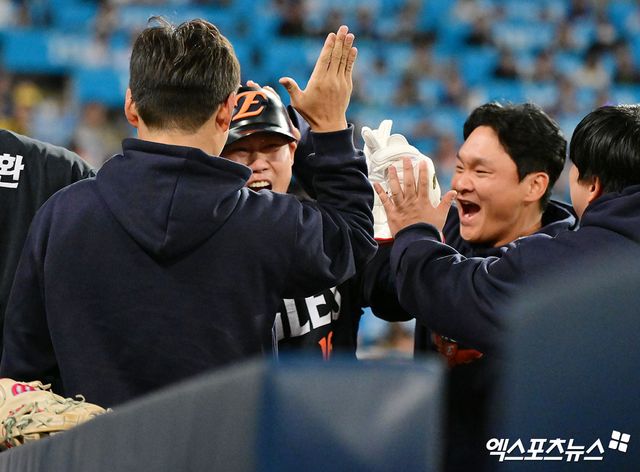 21일 오후 대구삼성라이온즈파크에서 열린 '2025 신한 SOL Bank KBO 포스트시즌' 한화 이글스와 삼성 라이온즈의 플레이오프 3차전 경기, 4회초 2사 2루 한화 하주석이 이도윤의 1타점 적시타때 득점에 성공한 후 포효하고 있다. 엑스포츠뉴스 대구, 김한준 기자