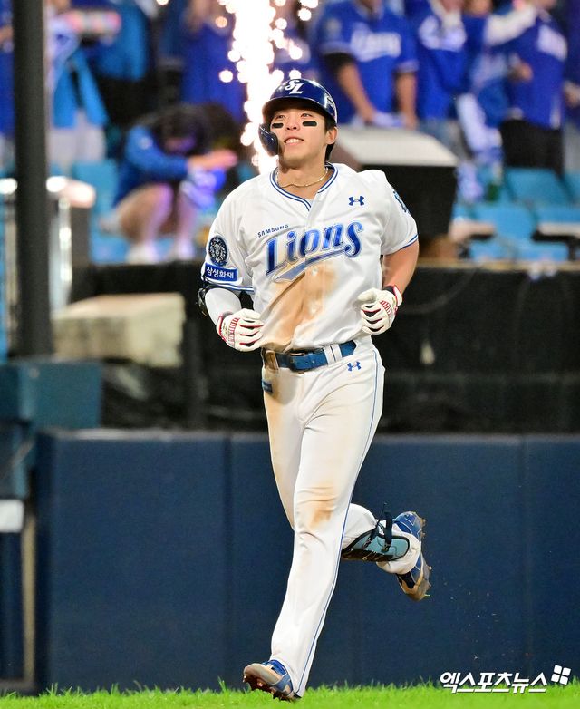 22일 오후 대구삼성라이온즈파크에서 열린 '2025 신한 SOL Bank KBO 포스트시즌' 한화 이글스와 삼성 라이온즈의 플레이오프 4차전 경기, 7회말 1사 1,2루 삼성 김영웅이 스리런 홈런을 날리고 있다. 대구, 김한준 기자