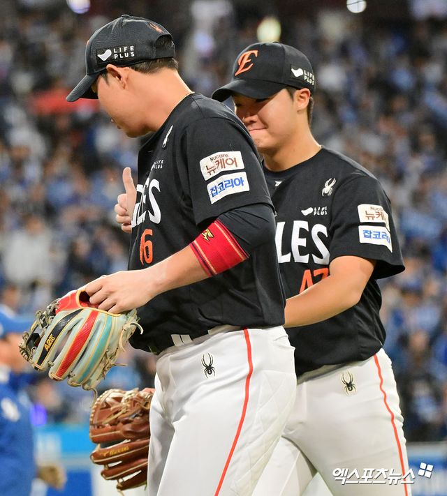 22일 오후 대구삼성라이온즈파크에서 열린 '2025 신한 SOL Bank KBO 포스트시즌' 한화 이글스와 삼성 라이온즈의 플레이오프 4차전 경기, 3회말 수비를 마친 한화 하주석이 정우주를 향해 엄지 손가락을 치켜세우고 있다. 대구, 김한준 기자