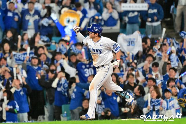 22일 오후 대구삼성라이온즈파크에서 열린 '2025 신한 SOL Bank KBO 포스트시즌' 한화 이글스와 삼성 라이온즈의 플레이오프 4차전 경기, 7회말 1사 1,2루 삼성 김영웅이 스리런 홈런을 날리고 있다. 대구, 김한준 기자