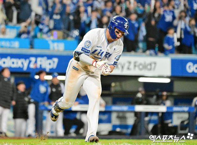 22일 오후 대구삼성라이온즈파크에서 열린 '2025 신한 SOL Bank KBO 포스트시즌' 한화 이글스와 삼성 라이온즈의 플레이오프 4차전 경기, 6회말 1사 1,3루 삼성 김영웅이 스리런 홈런을 날리고 있다. 대구, 김한준 기자