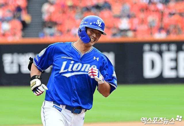 18일 오후 대전한화생명볼파크에서 열린 '2025 신한 SOL Bank KBO 포스트시즌' 삼성 라이온즈와 한화 이글스의 플레이오프 2차전 경기, 4회초 삼성 선두타자 김태훈이 한화 선발투수 폰세 상대로 솔로 홈런을 때려낸 뒤 베이스를 돌고 있다. 엑스포츠뉴스DB