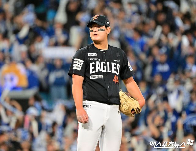 22일 오후 대구삼성라이온즈파크에서 열린 '2025 신한 SOL Bank KBO 포스트시즌' 한화 이글스와 삼성 라이온즈의 플레이오프 4차전 경기, 6회말 1사 1,3루 한화 김서현이 삼성 김영웅에게 스리런 홈런을 허용한 후 아쉬워하고 있다. 대전 1차전에서 9-8로 승리했던 한화는 2차전에서 3-7로 졌으나, 3차전을 5-4로 잡으면서 시리즈 전적 우위를 점했다. 이날 패배로 5차전에서 승부를 가리게 됐다. 대구, 김한준 기자