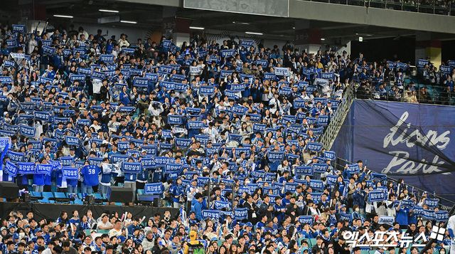 22일 오후 대구삼성라이온즈파크에서 열린 '2025 신한 SOL Bank KBO 포스트시즌' 한화 이글스와 삼성 라이온즈의 플레이오프 4차전 경기, 삼성 팬들이 열띤 응원을 선보이고 있다. 대구, 김한준 기자