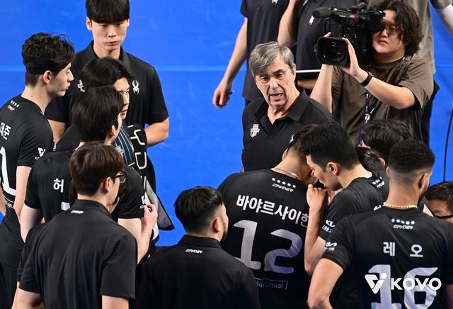 필립 블랑 감독이 이끄는 현대캐피탈은 22일 천안 유관순체육관에서 열린 진에어 2025-2026 V리그 남자부 1라운드 첫 경기에서 KB손배보험을 세트 스코어 3-2(25-23 22-25 20-25 25-18 15-10) 역전승을 거뒀다. 사진 한국배구연맹