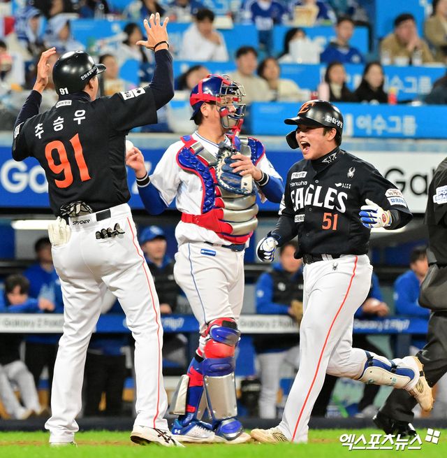 22일 오후 대구삼성라이온즈파크에서 열린 '2025 신한 SOL Bank KBO 포스트시즌' 한화 이글스와 삼성 라이온즈의 플레이오프 4차전 경기, 5회초 2사 2,3루 한화 문현빈이 스리런 홈런을 날린 후 기뻐하고 있다. 대전 1차전에서 9-8로 승리했던 한화는 2차전에서 3-7로 졌으나, 3차전을 5-4로 잡으면서 시리즈 전적 우위를 점했다. 1승만 더 하면 19년 만의 한국시리즈 진출을 이루는 것이었으나 일단 이날 패배로 5차전에서 승부를 가리게 됐다. 대구, 김한준 기자
