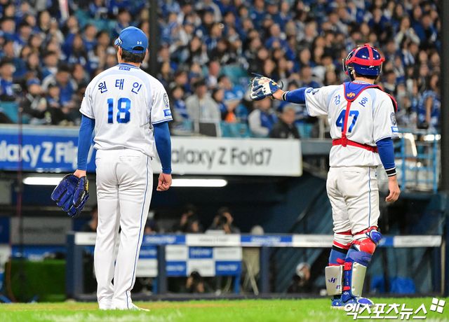 22일 오후 대구삼성라이온즈파크에서 열린 '2025 신한 SOL Bank KBO 포스트시즌' 한화 이글스와 삼성 라이온즈의 플레이오프 4차전 경기, 5회초 무사 1루 삼성 원태인이 한화 심우준의 번트 타구를 잡은 후 2루로 송구하고 있다. 한화 최재훈이 2루에서 세이프가 되자 삼성 원태인과 강민호가 비디오판독을 요청하고 있다. 대구, 김한준 기자
