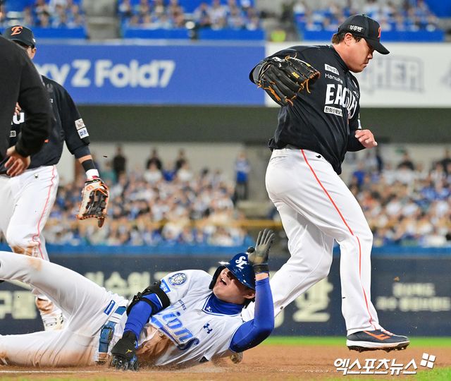 21일 오후 대구삼성라이온즈파크에서 열린 '2025 신한 SOL Bank KBO 포스트시즌' 한화 이글스와 삼성 라이온즈의 플레이오프 3차전 경기, 4회말 1사 삼성 구자욱이 내야땅볼을 친 후 1루에서 헤드퍼스트 슬라이딩을 시도하고 있다. 대구, 김한준 기자
