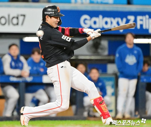 21일 오후 대구삼성라이온즈파크에서 열린 '2025 신한 SOL Bank KBO 포스트시즌' 한화 이글스와 삼성 라이온즈의 플레이오프 3차전 경기, 8회초 1사 1,2루 한화 심우준이 헛스윙 삼진을 당한 후 아쉬워하고 있다. 대구, 김한준 기자