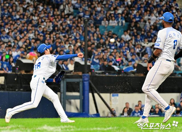 22일 오후 대구삼성라이온즈파크에서 열린 '2025 신한 SOL Bank KBO 포스트시즌' 한화 이글스와 삼성 라이온즈의 플레이오프 4차전 경기, 5회초 무사 1루 삼성 원태인이 한화 심우준의 번트 타구를 잡은 후 2루로 송구하고 있다. 대구, 김한준 기자