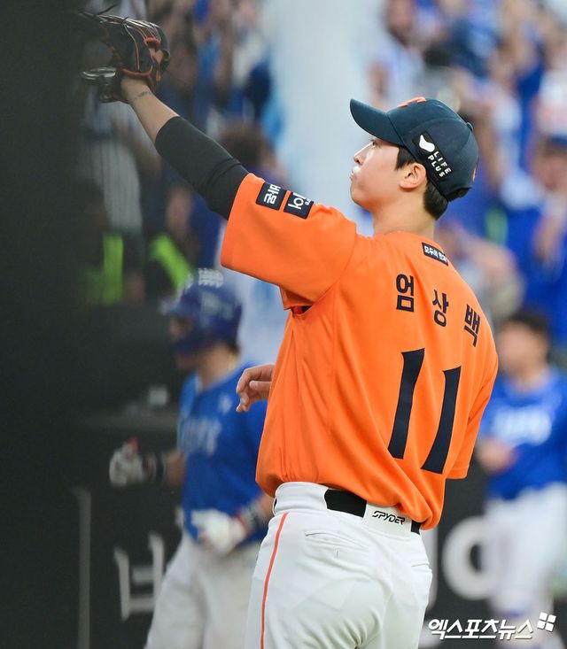 19일 오후 대전 한화생명 볼파크에서 열린 '2025 신한 SOL Bank KBO 포스트시즌' 삼성 라이온즈와 한화 이글스의 플레이오프 2차전 경기, 9회초 2사 1루 한화 엄상백이 삼성 강민호에게 투런 홈런을 허용한 후 아쉬워하고 있다. 엑스포츠뉴스 DB