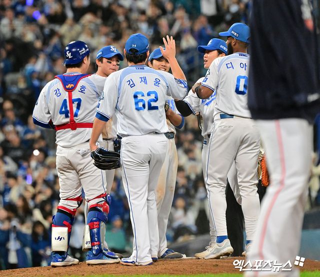 22일 오후 대구삼성라이온즈파크에서 열린 '2025 신한 SOL Bank KBO 포스트시즌' 한화 이글스와 삼성 라이온즈의 플레이오프 4차전 경기, 삼성이 김영웅의 연타석 스리런 홈런에 힘입어 한화에 7:4로 승리하며 승부를 최종 5차전으로 가져갔다. 이날 경기에서 승리한 삼성 선수들이 기뻐하고 있다. 대구, 김한준 기자