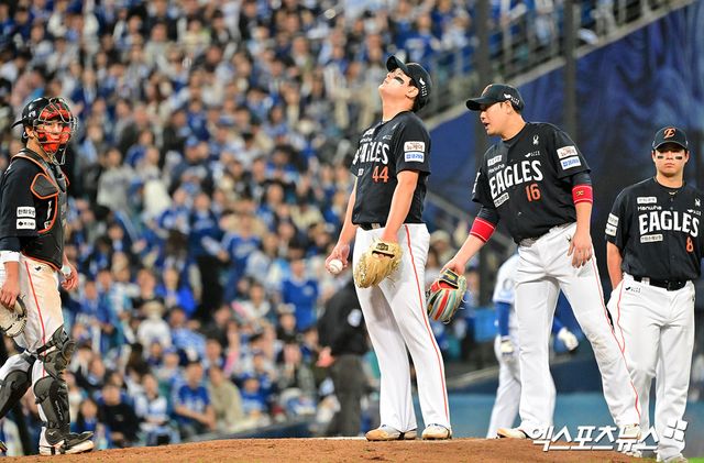 22일 오후 대구삼성라이온즈파크에서 열린 '2025 신한 SOL Bank KBO 포스트시즌' 한화 이글스와 삼성 라이온즈의 플레이오프 4차전 경기, 6회말 2사 1,2루 한화 김서현이 마운드를 내려가고 있다. 대구, 김한준 기자