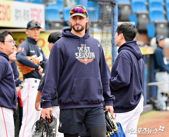 21일 오후 대구삼성라이온즈파크에서 열리는 '2025 신한 SOL Bank KBO 포스트시즌' 한화 이글스와 삼성 라이온즈의 플레이오프 3차전 경기, 한화 와이스가 훈련을 위해 외야로 나가고 있다. 대구, 김한준 기자