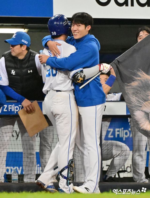 22일 오후 대구삼성라이온즈파크에서 열린 '2025 신한 SOL Bank KBO 포스트시즌' 한화 이글스와 삼성 라이온즈의 플레이오프 4차전 경기, 7회말 1사 1,2루 삼성 김영웅이 스리런 홈런을 날린 후 원태인의 축하를 받고 있다. 대구, 김한준 기자