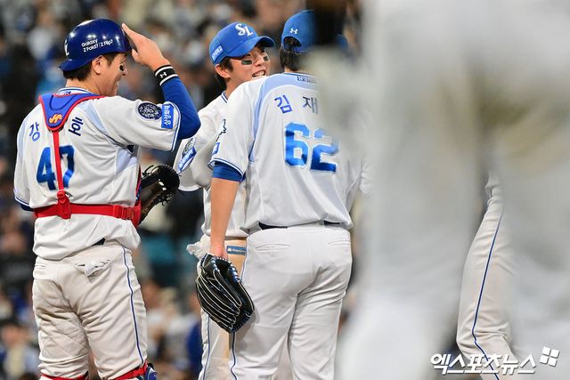 22일 오후 대구삼성라이온즈파크에서 열린 '2025 신한 SOL Bank KBO 포스트시즌' 한화 이글스와 삼성 라이온즈의 플레이오프 4차전 경기, 삼성이 김영웅의 연타석 스리런 홈런에 힘입어 한화에 7:4로 승리하며 승부를 최종 5차전으로 가져갔다. 이날 경기에서 승리한 삼성 선수들이 기뻐하고 있다. 대구, 김한준 기자